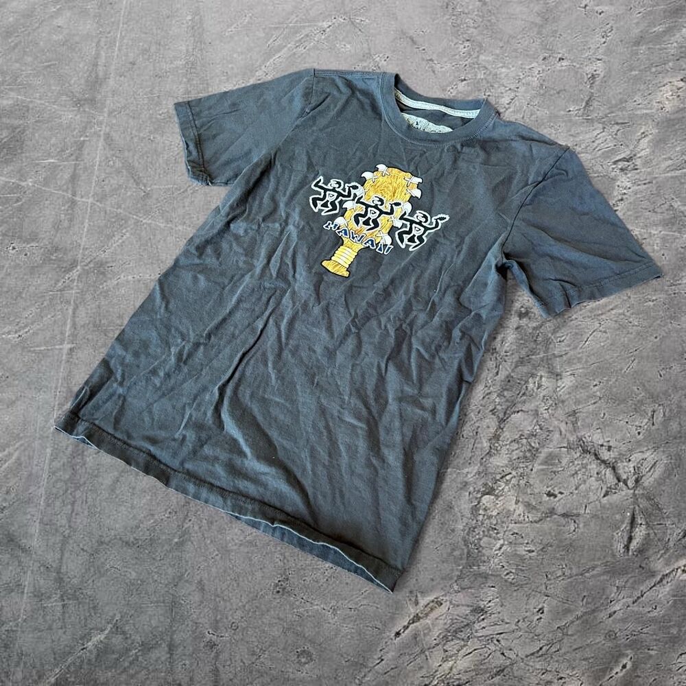 Hawaiian vtg 00s surf tiki tribal tee shirt